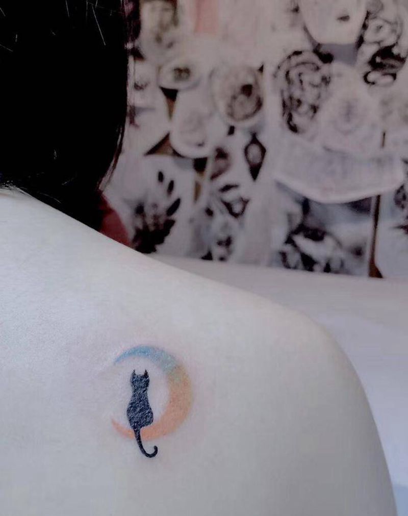 猫与月亮纹身图片_背部纹身图案