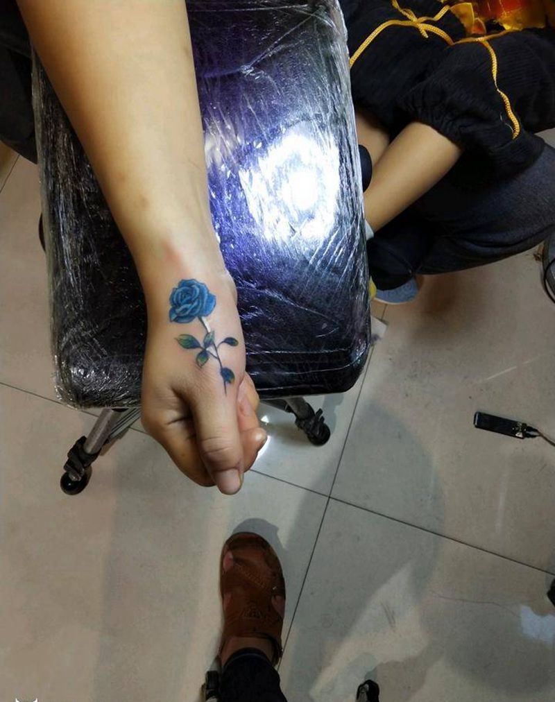 蓝色妖姬纹身图片_手部水彩纹身图案