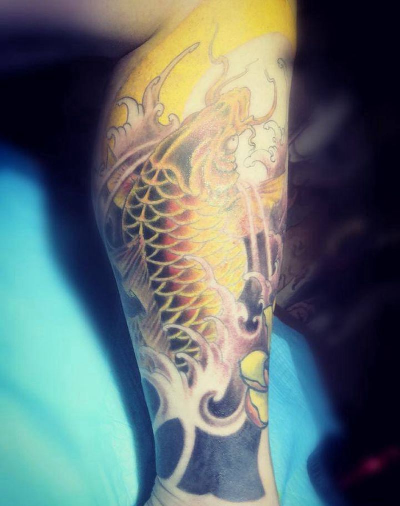 小腿鲤鱼纹身图片_腿部纹身图案