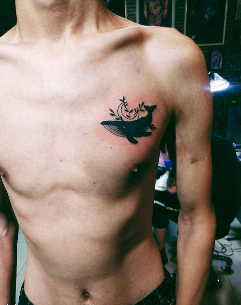 鲸鱼纹身图片_胸部纹身图案