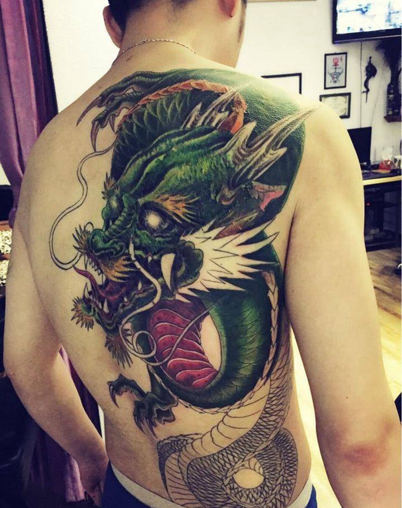 大龙纹身图片_背部传统纹身图案