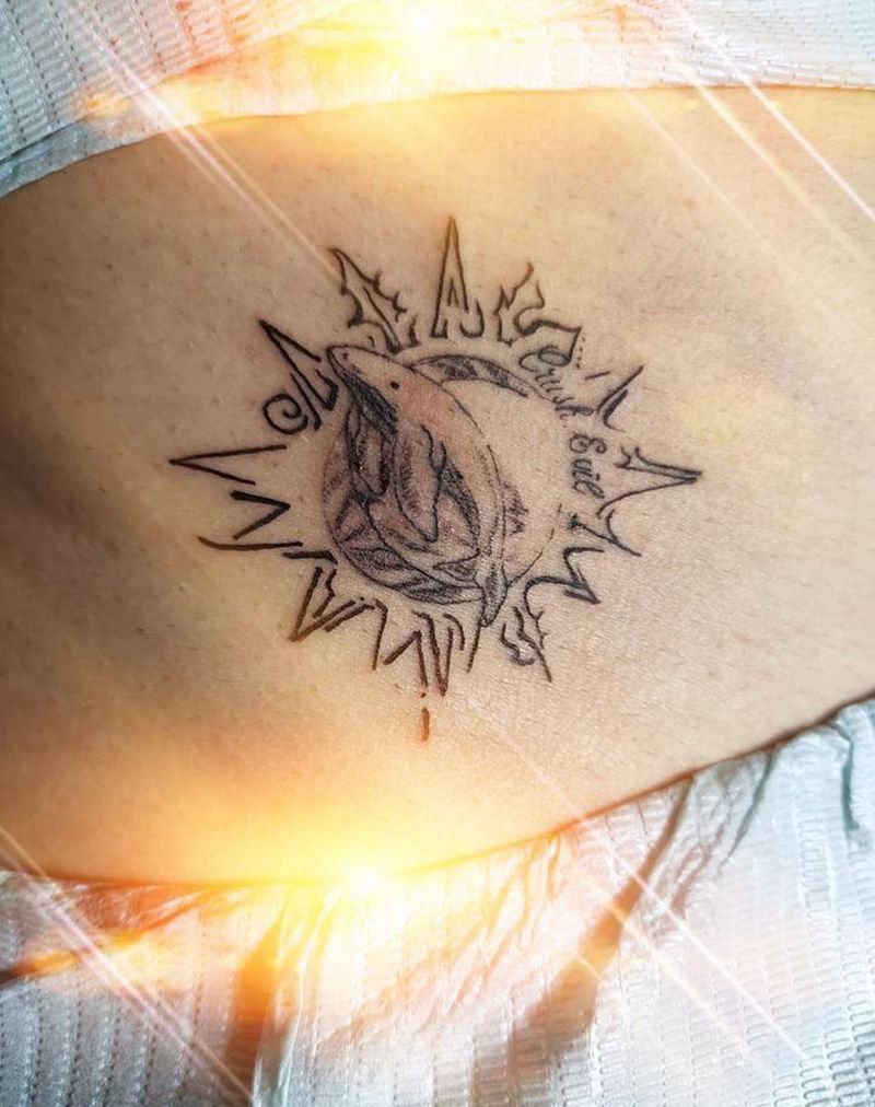 鲸鱼纹身图片_腰部几何纹身图案