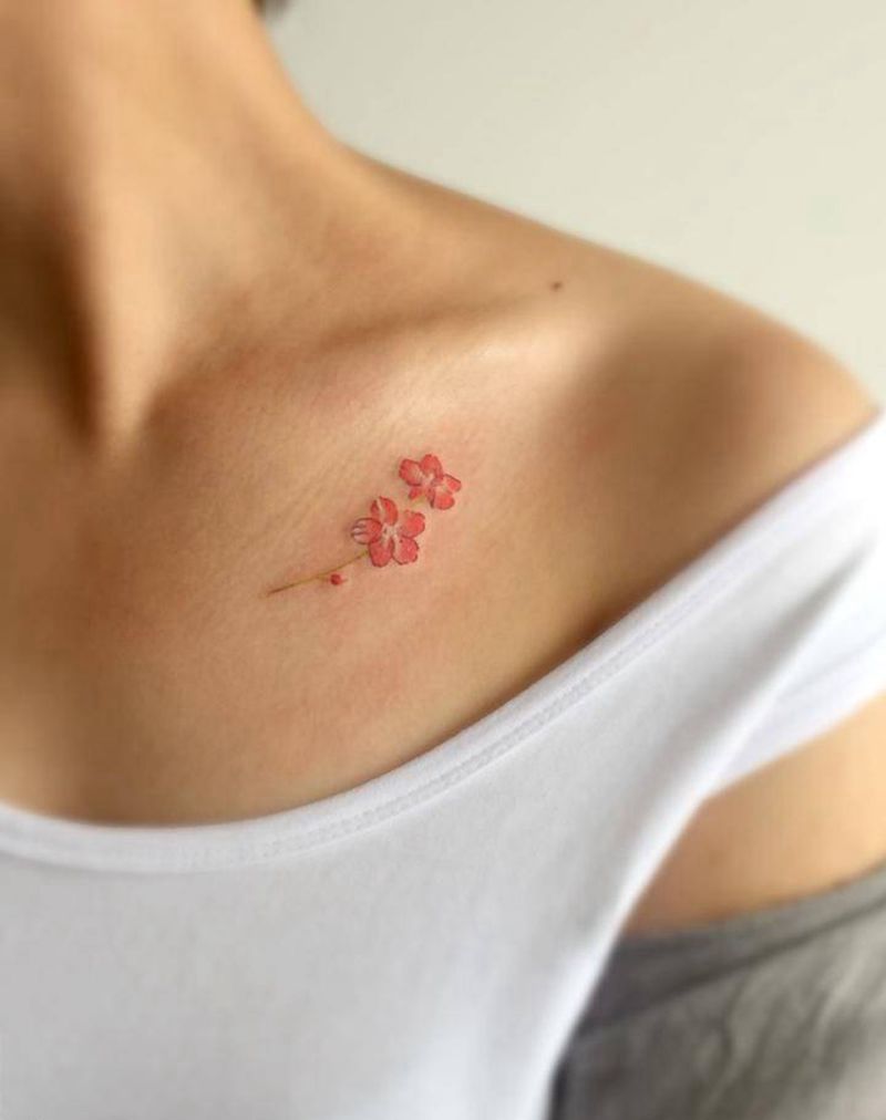 小花纹身图片_成品胸部清新植物纹身图案