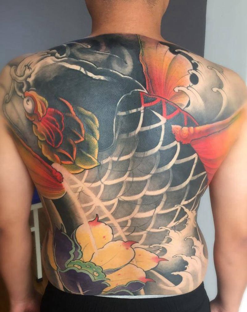 大鲤鱼纹身图片_背部新传统纹身图案