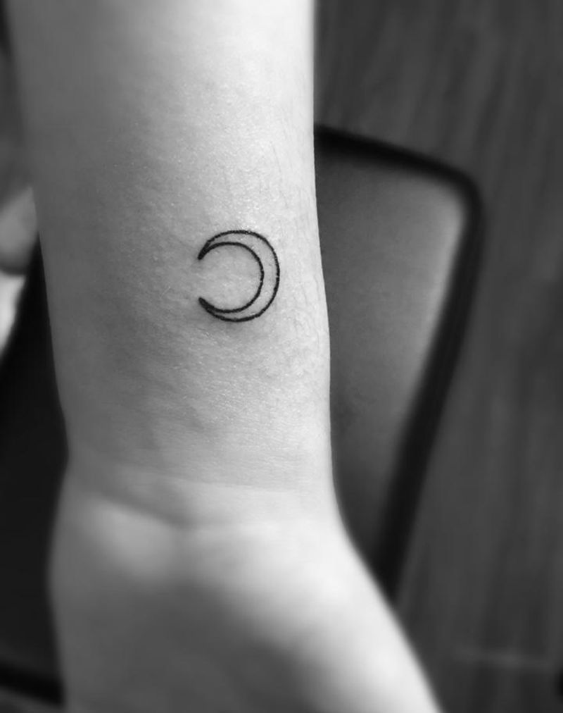 月亮纹身图片_成品手臂清新几何图腾纹身图案