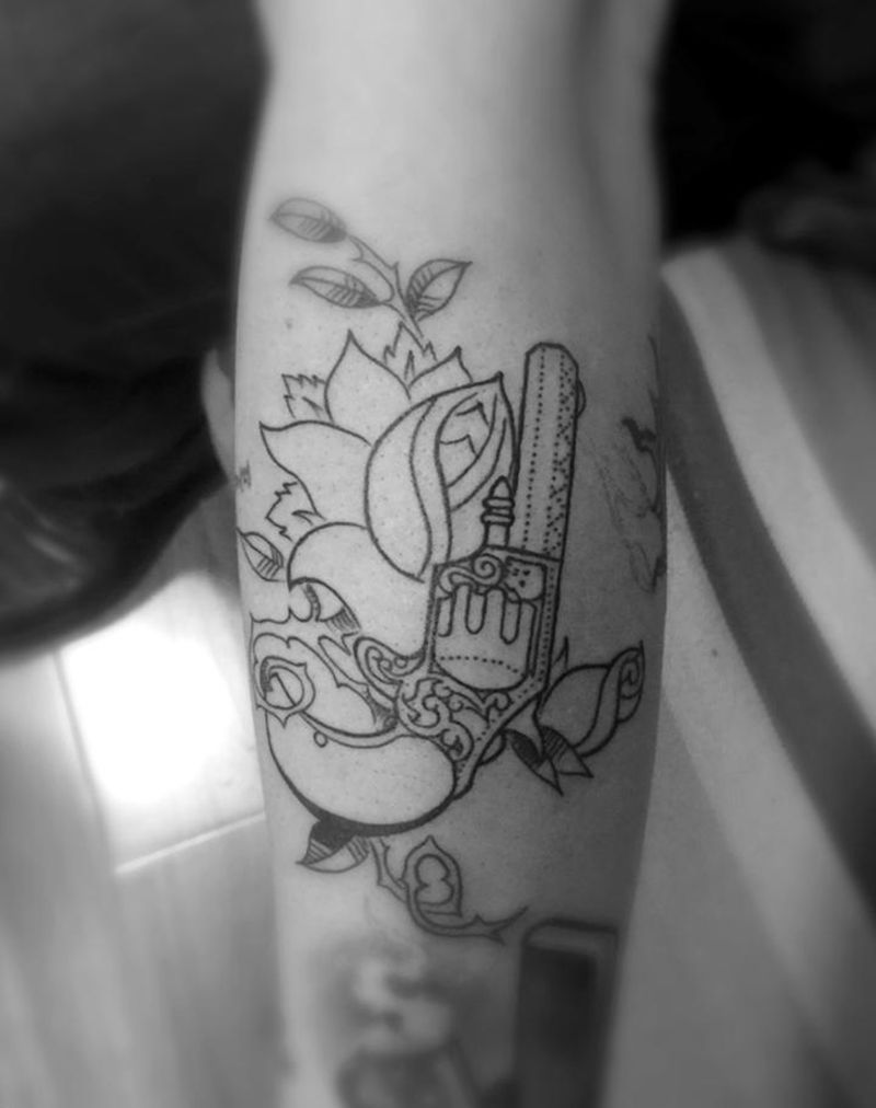 枪炮玫瑰纹身图片_成品手臂欧美清新静物植物纹身图案