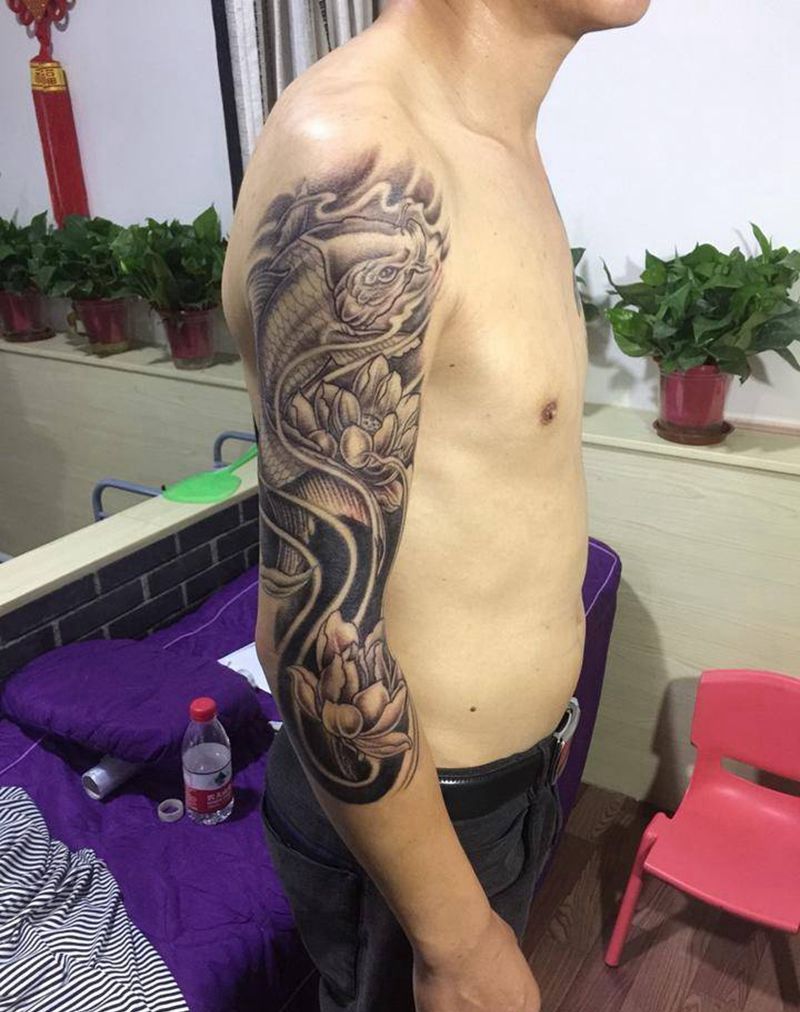 七分袖鲤鱼荷花纹身图片