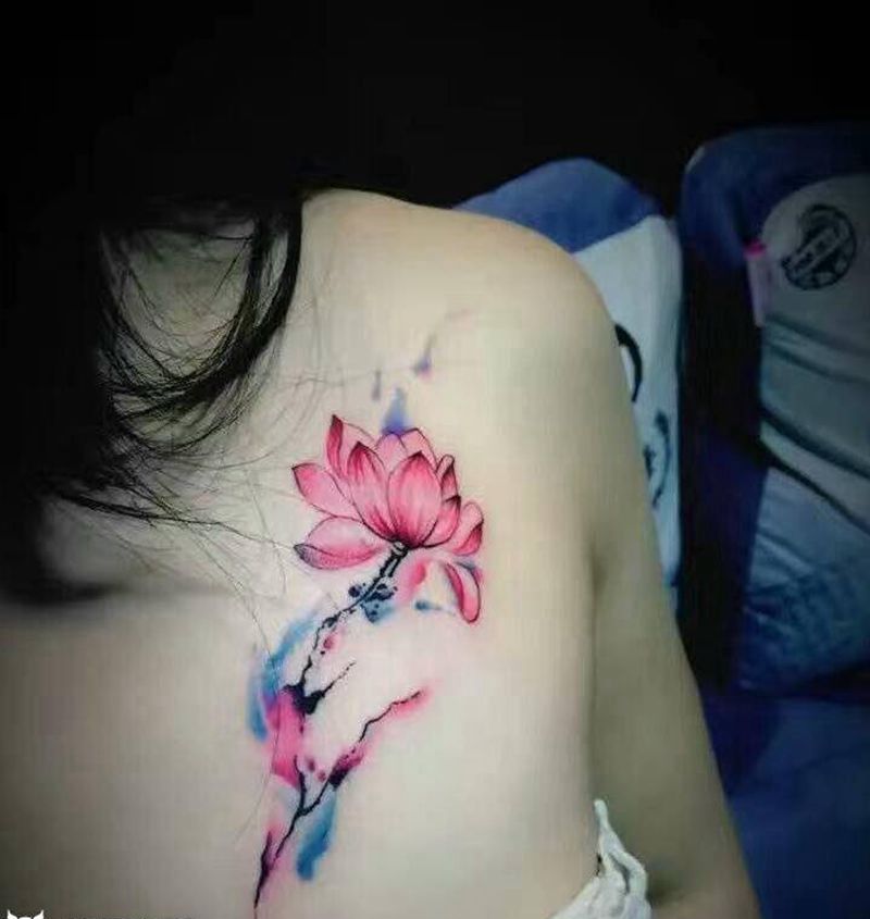 性感荷花纹身图片