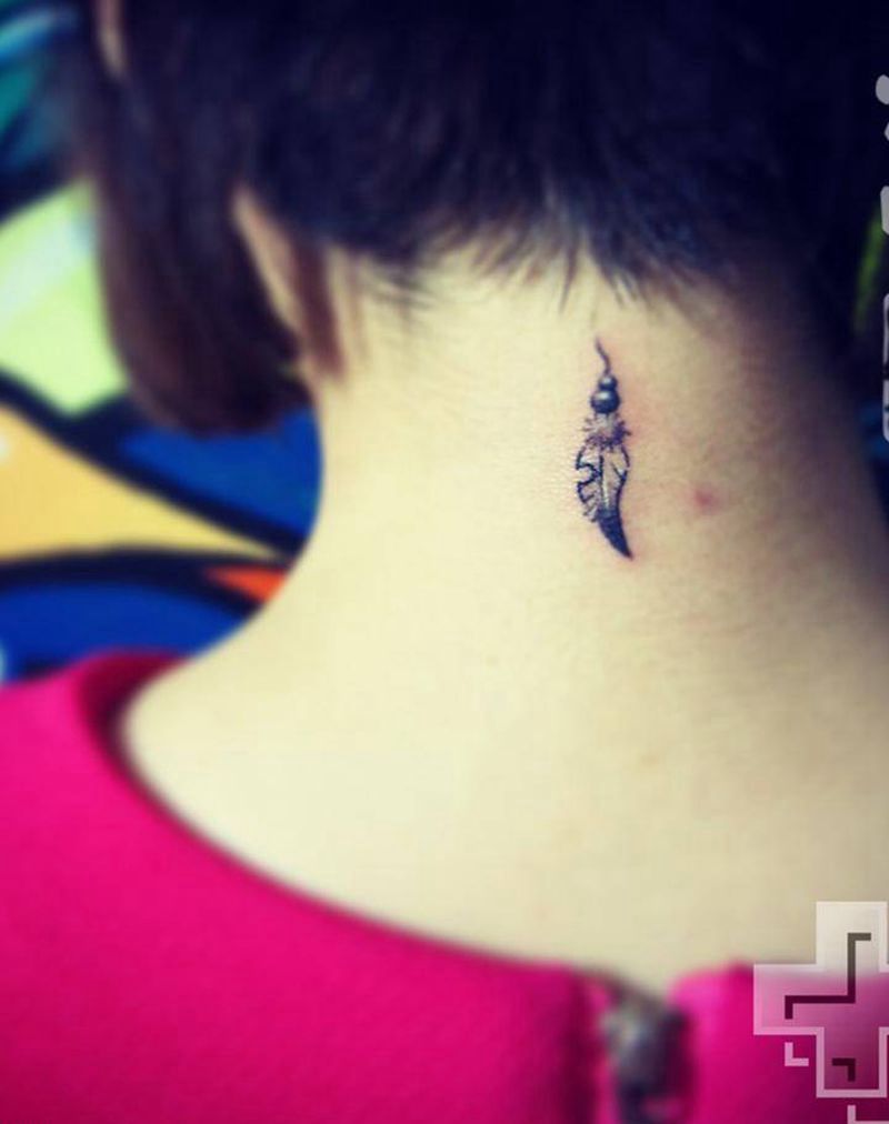 羽毛纹身图片_成品颈部清新静物纹身图案