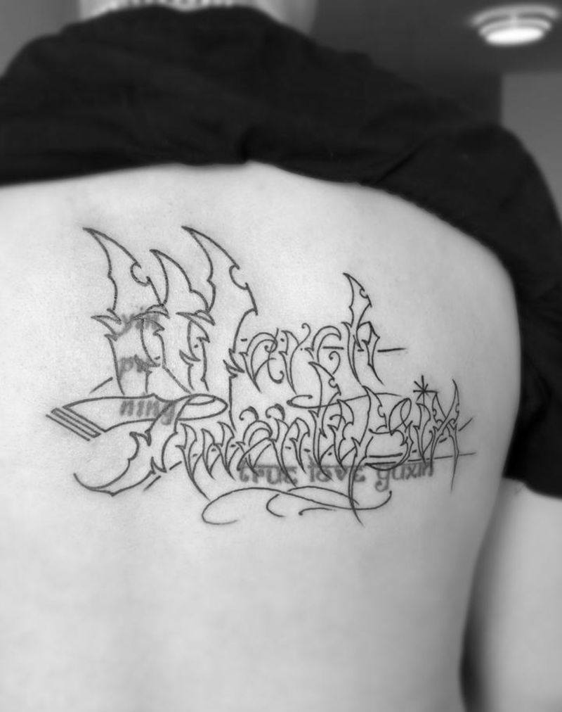英文遮盖纹身图片_背部花体字纹身图案