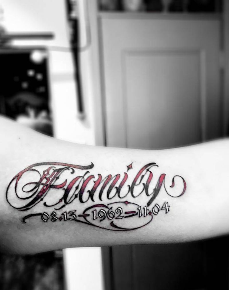 Family纹身图片_手臂花体字纹身图案