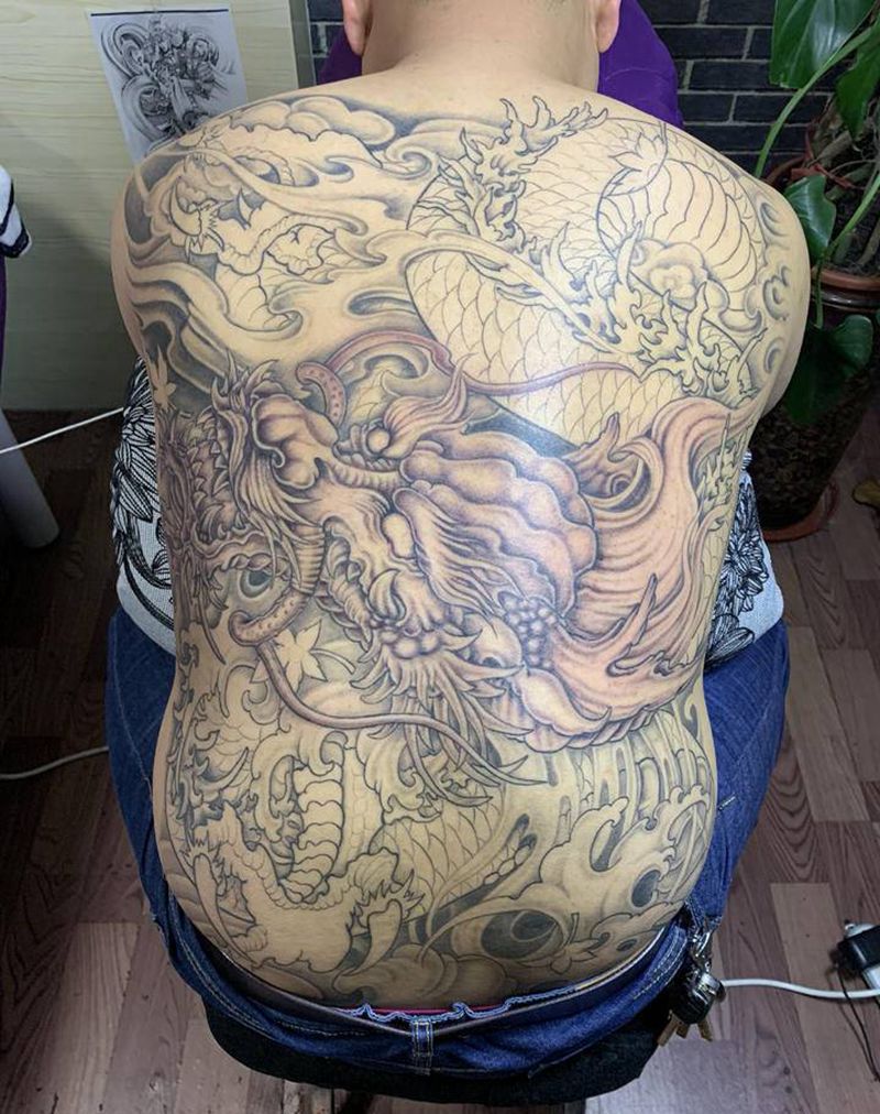 满背龙纹身图片_新传统纹身图案