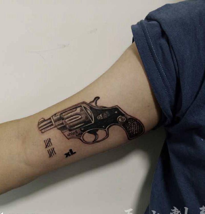 小手枪纹身图片_欧美写实纹身图案