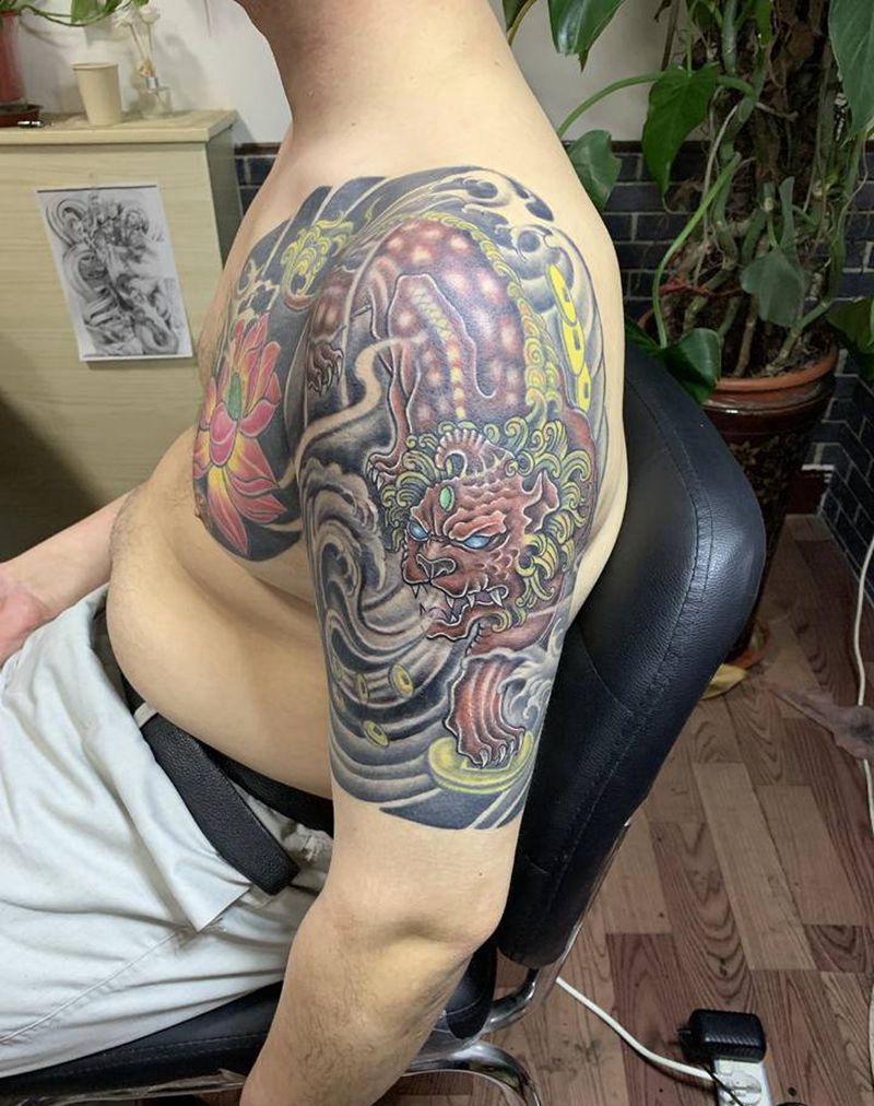 貔貅半甲纹身图片_新传统纹身图案