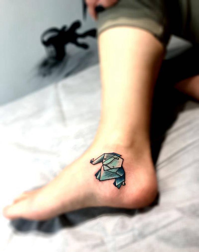 折纸象纹身图片_脚部水彩几何纹身图案