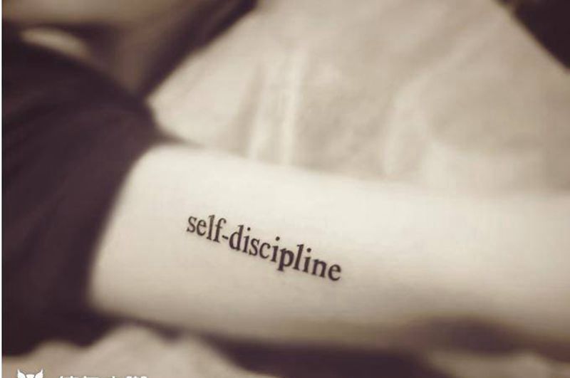 自律纹身图片_手臂花体字纹身图案