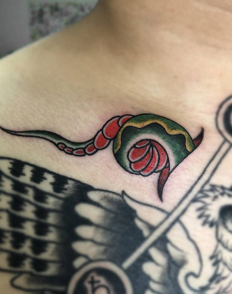 穿膛蛇纹身图片_胸部Old School纹身图案