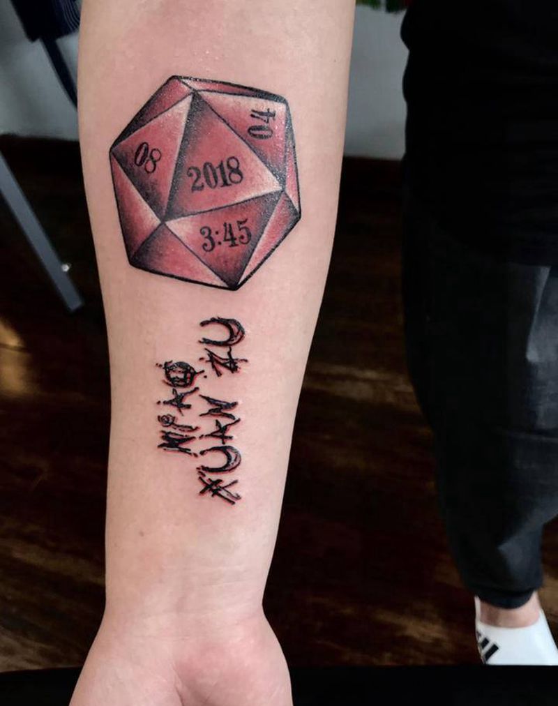 名字日期纹身图片_手臂花体字几何纹身图案