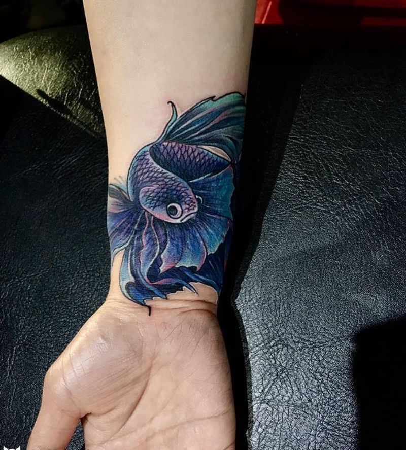 斗鱼纹身图片_手臂手部欧美写实水彩纹身图案