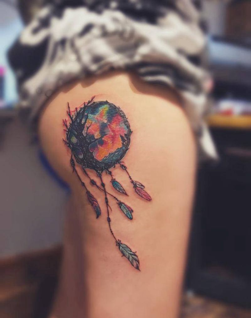 捕梦网纹身图片_腿部臀部水彩欧美写实纹身图案