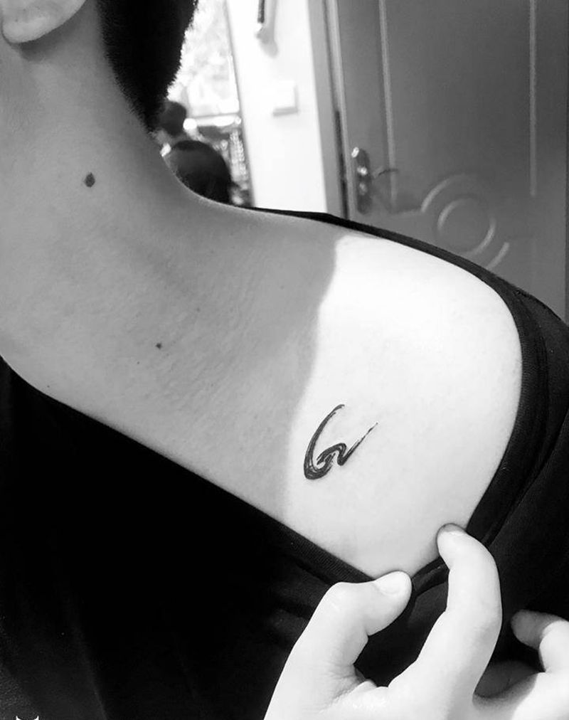 字母纹身图片_肩部胸部花体字图腾纹身图案