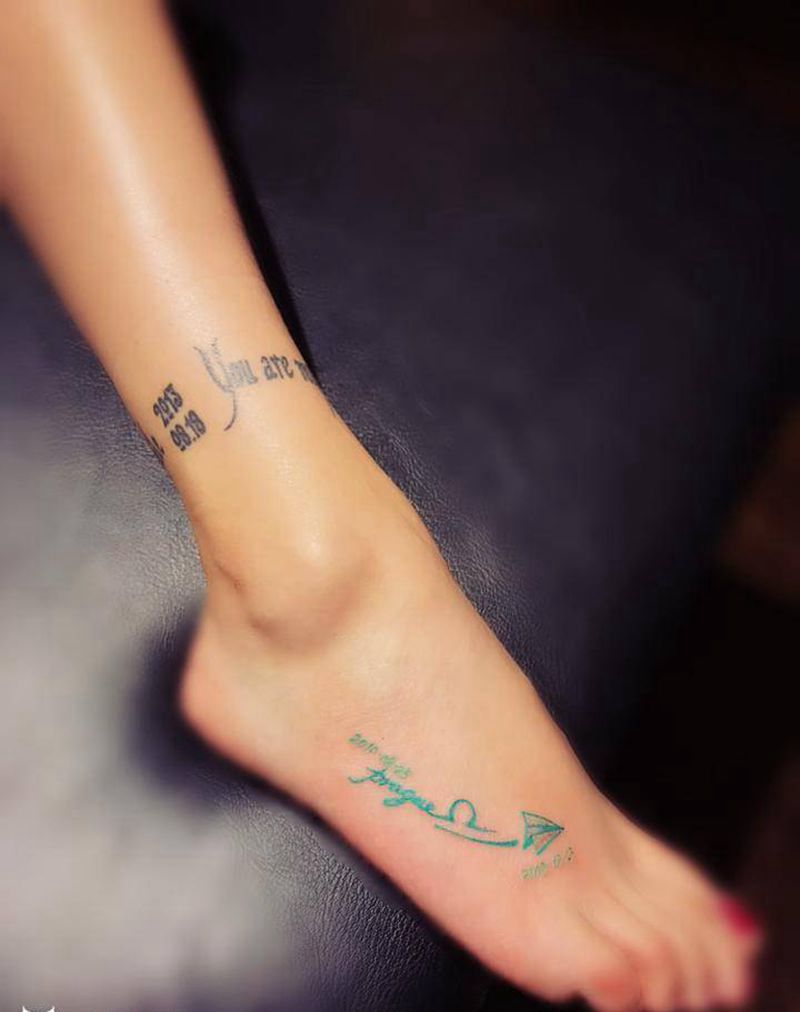 纪念纹身图片_脚部花体字几何纹身图案