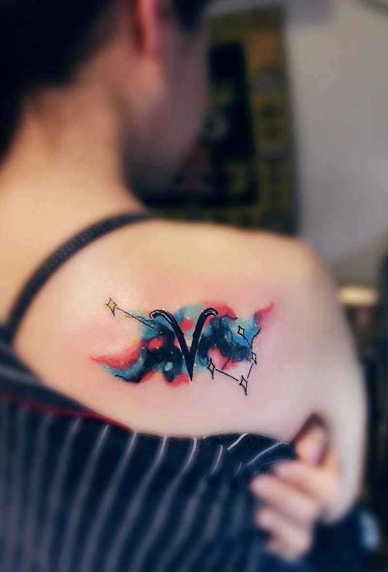 白羊座纹身图片_肩部背部水彩图腾纹身图案