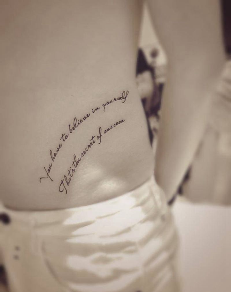 英文纹身图片_腰部腹部花体字图腾纹身图案