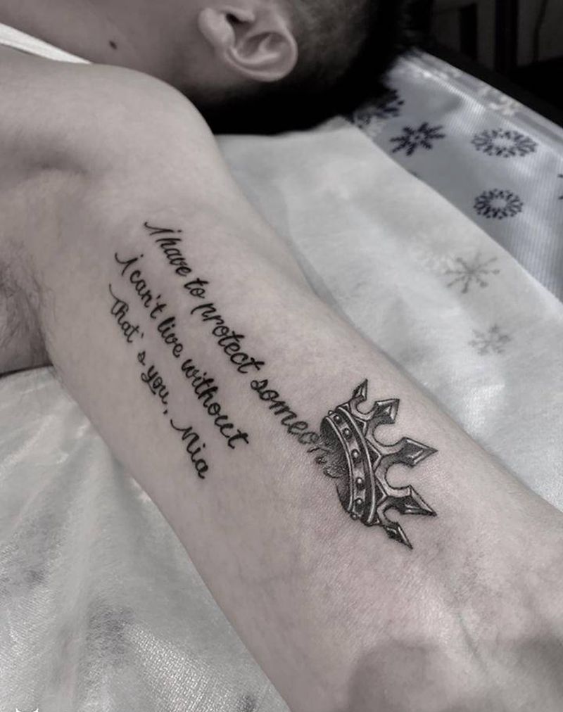 英文+皇冠纹身图片_手臂花体字欧美写实纹身图案