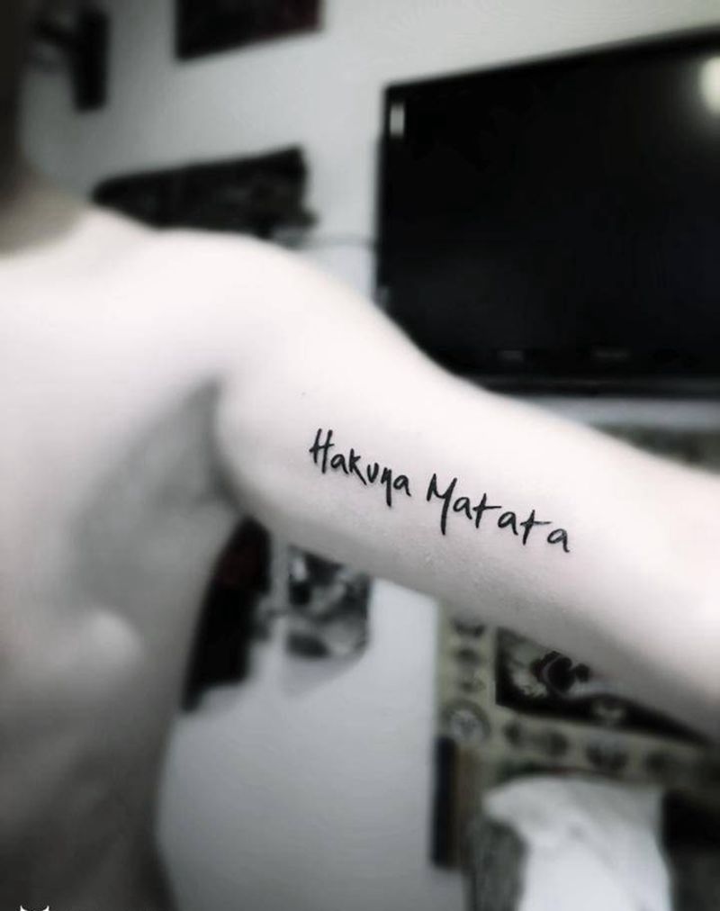 Hakuna Matata纹身图片_手臂花体字图腾纹身图案