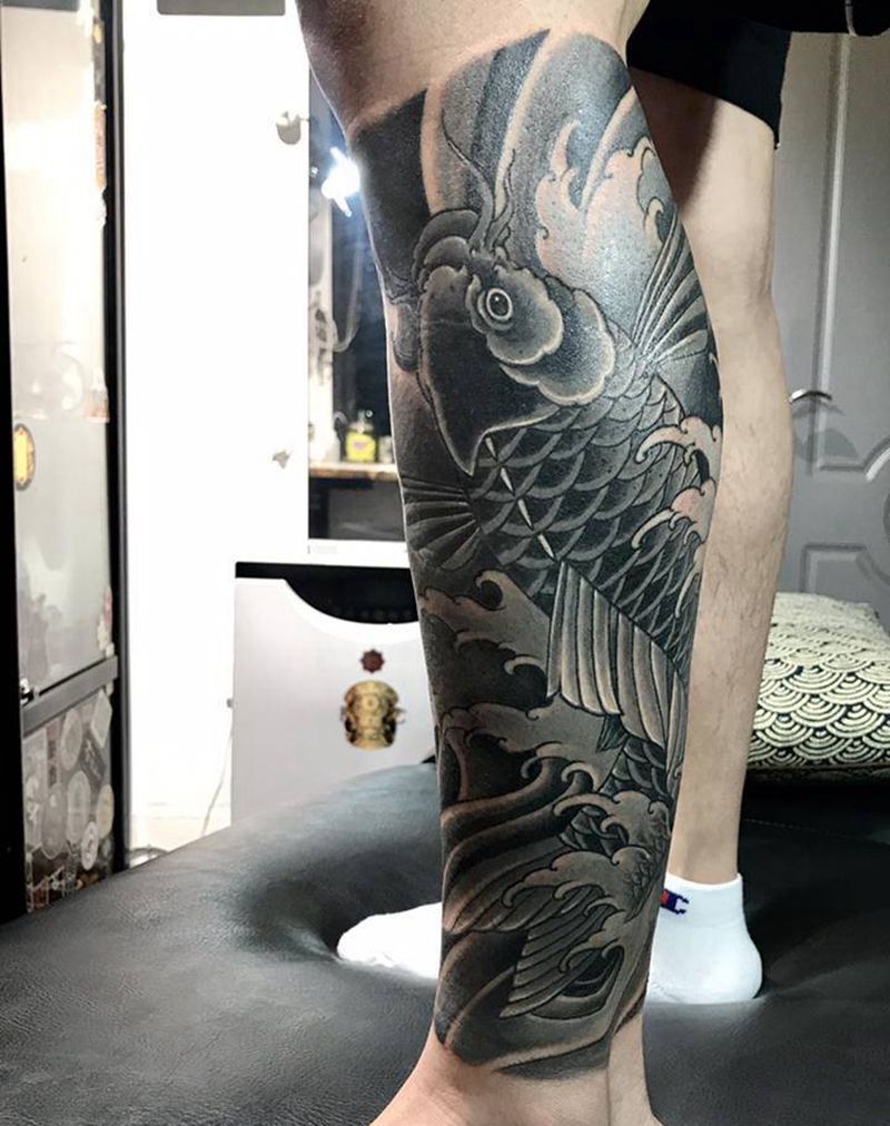 鲤鱼纹身图片_腿部老传统新传统纹身图案