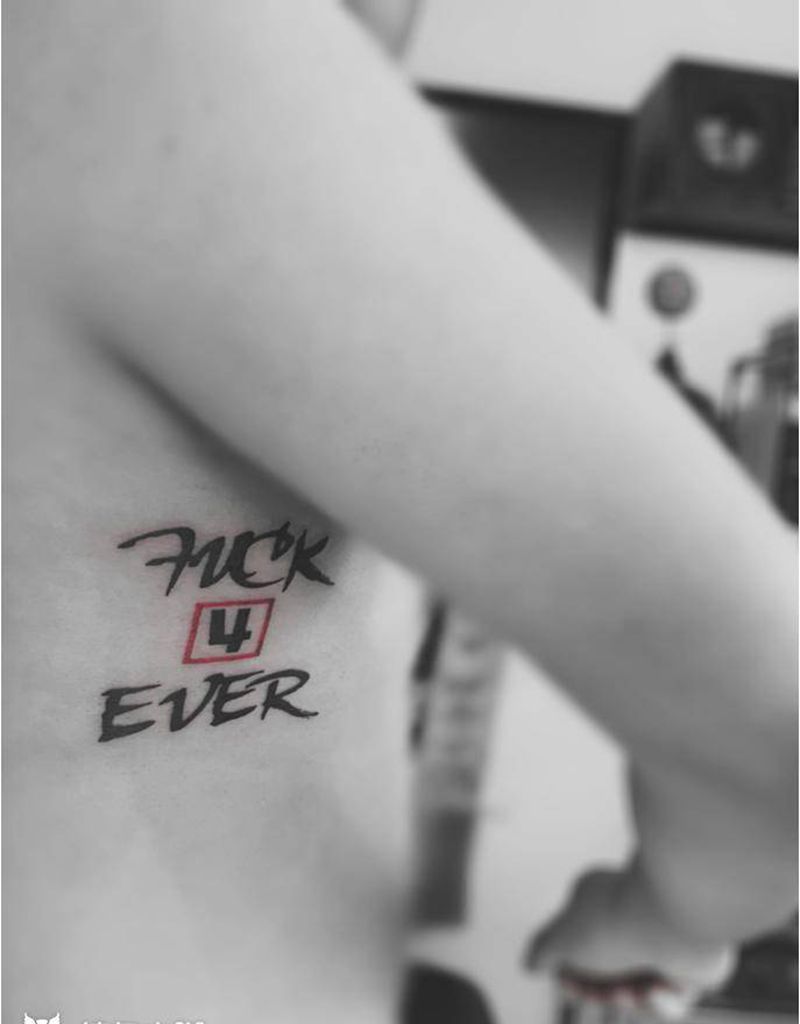 纪念纹身图片_腰部腹部花体字图腾纹身图案