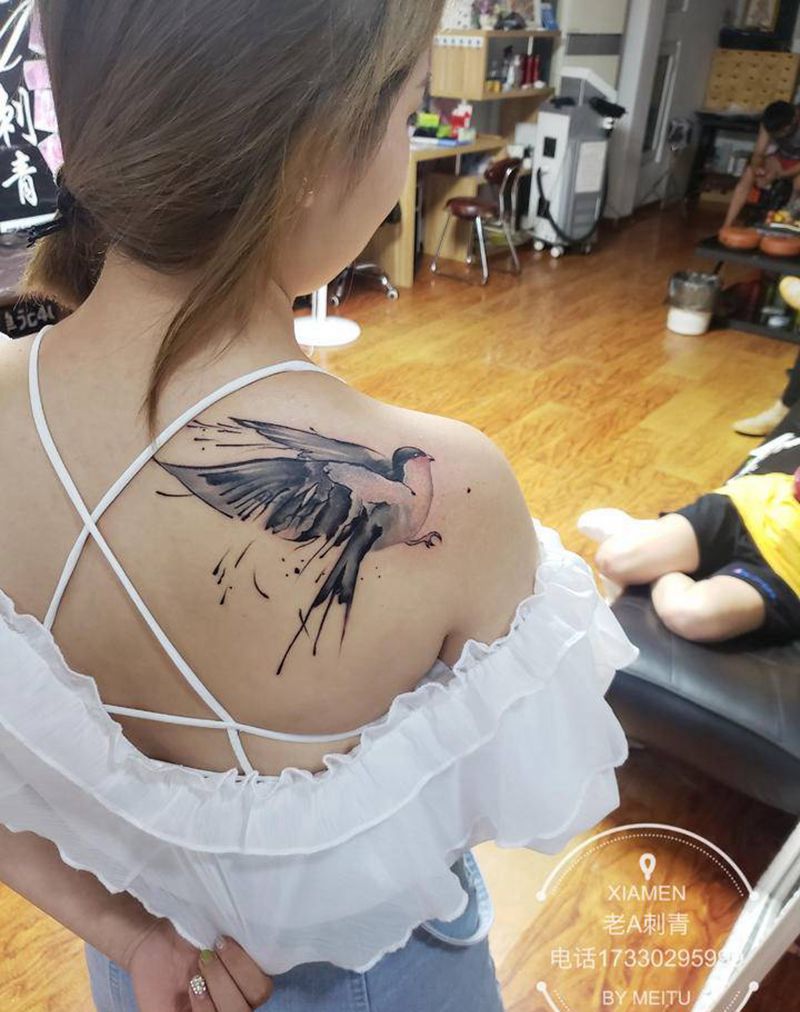 小燕子加遮盖纹身图片_肩部老传统小燕子纹身图案