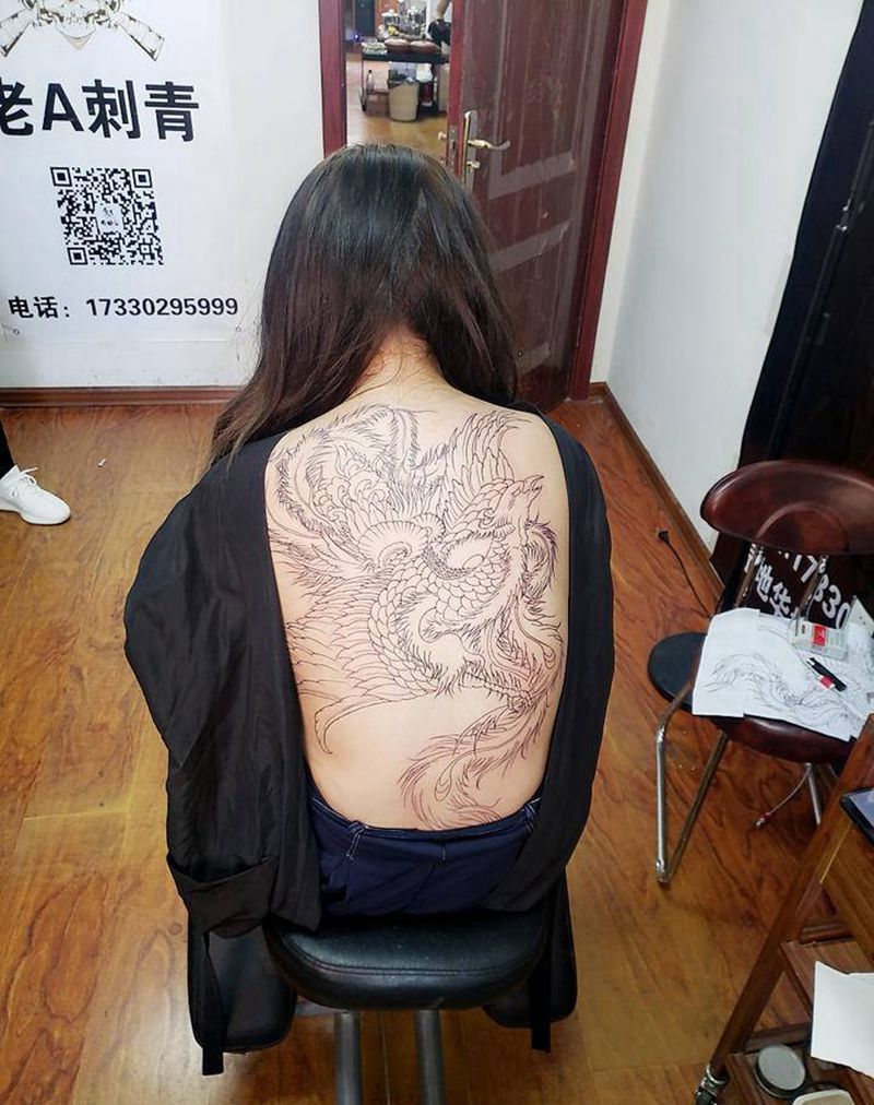 凤凰纹身图片_背部老传统凤凰纹身图案