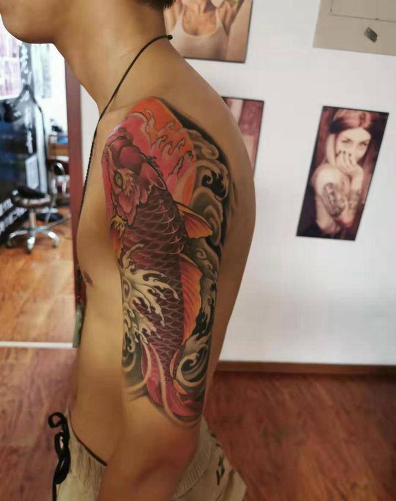 大臂鱼纹身图片_肩部老传统新传统鱼纹身图案