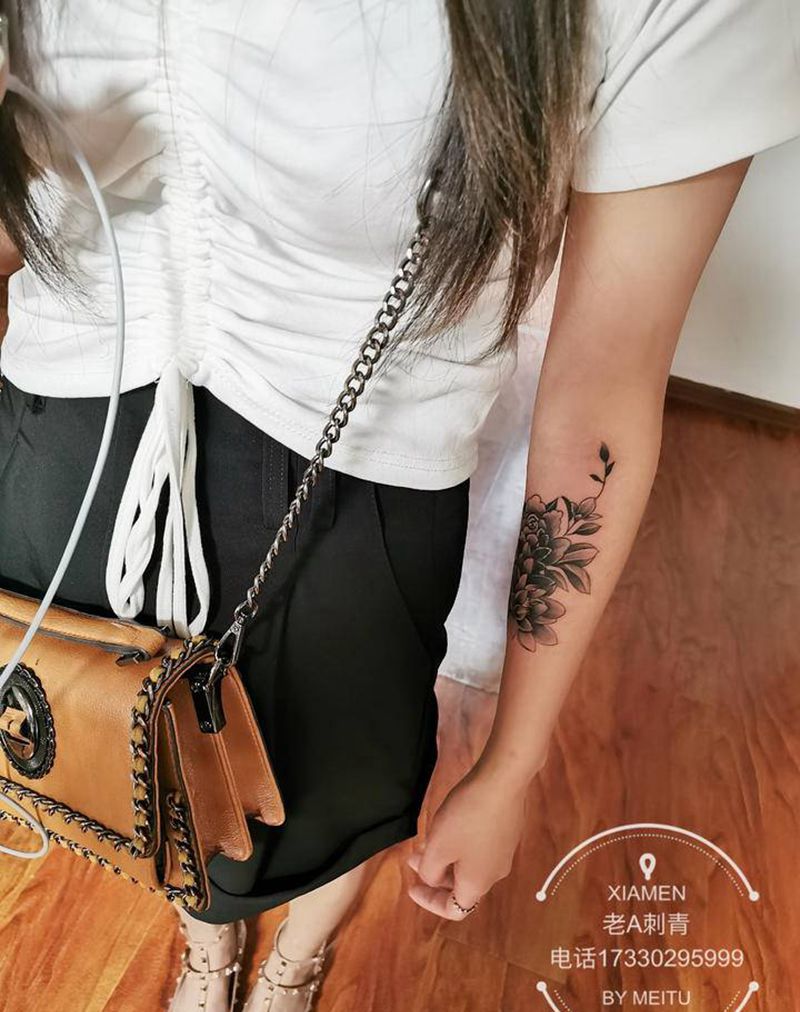 小臂花花纹身图片_手臂老传统花纹身图案