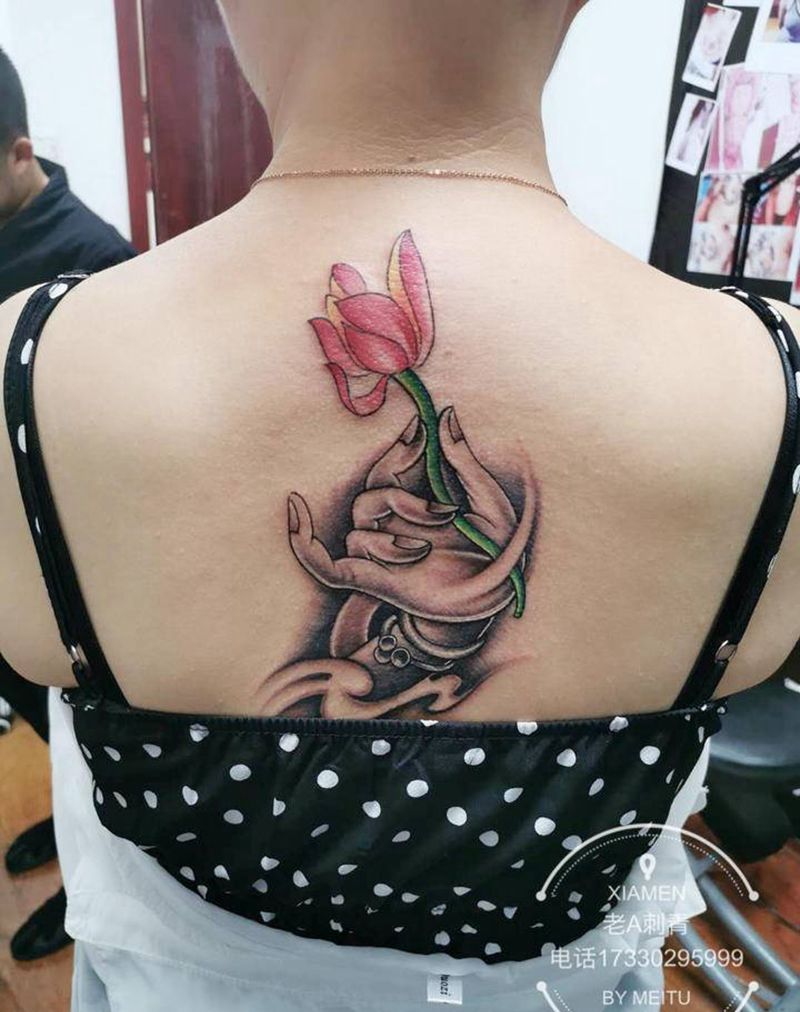 佛手，荷花纹身图片_背部老传统佛手纹身图案