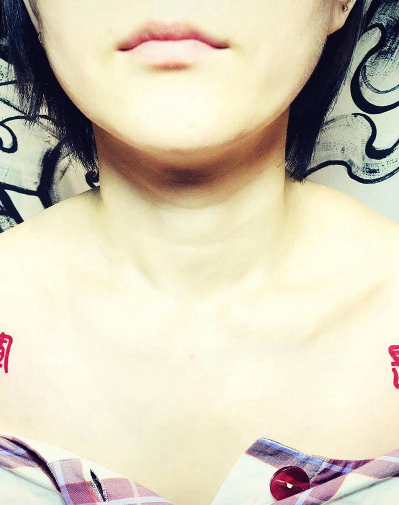 好运长乐纹身图片_胸部肩部花体字图腾纹身图案