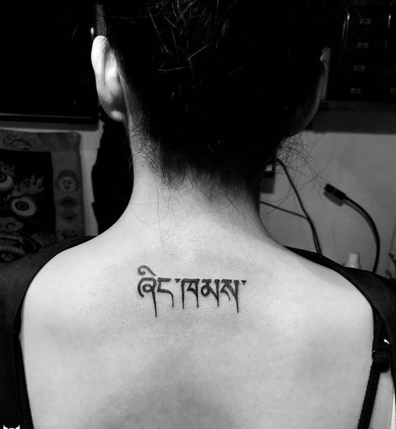 藏文纹身图片_颈部背部花体字图腾纹身图案