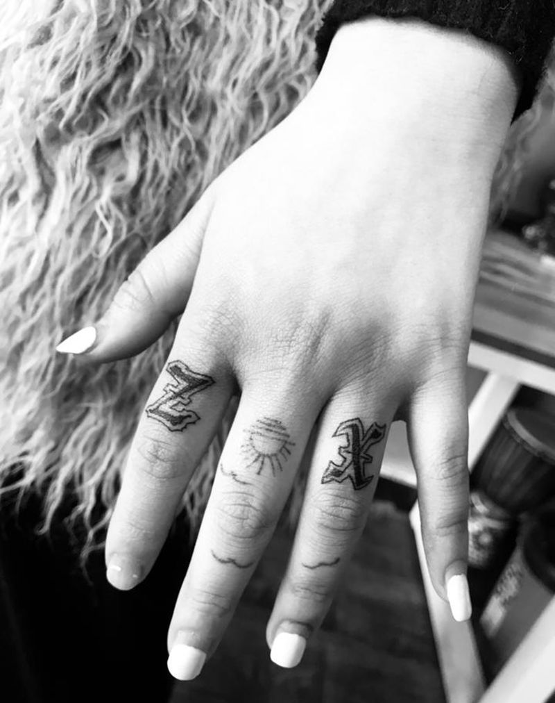 字母纹身图片_手部新传统纹身图案