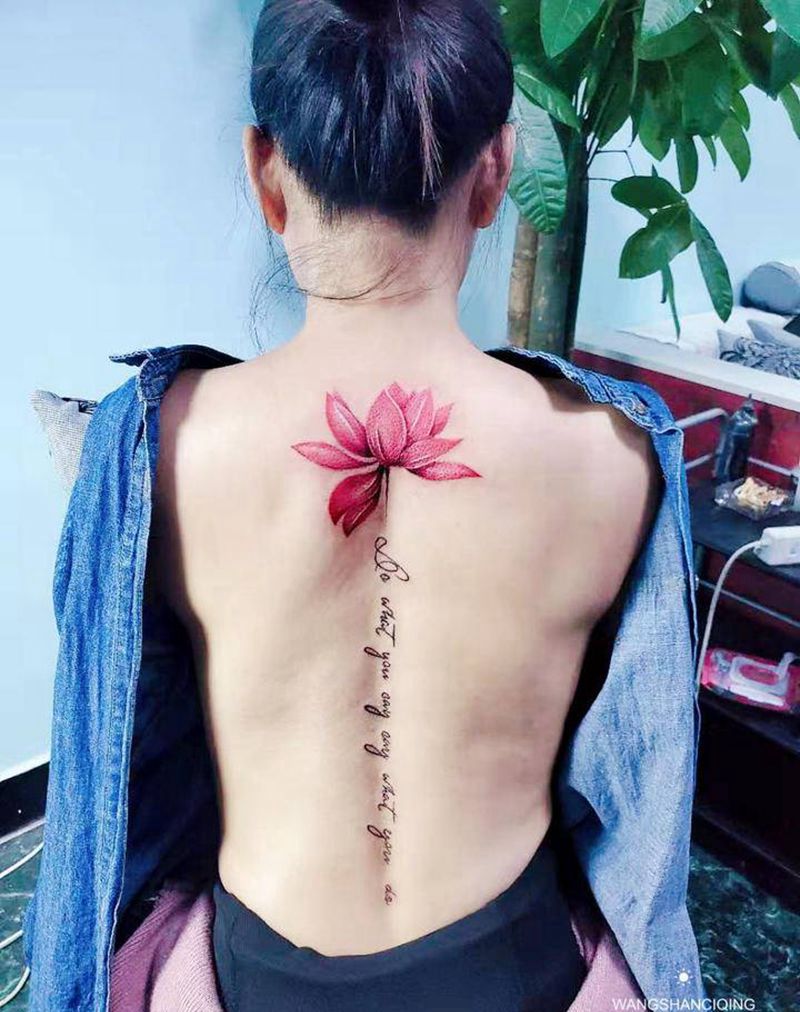 荷花字母纹身图片_背部新传统纹身图案