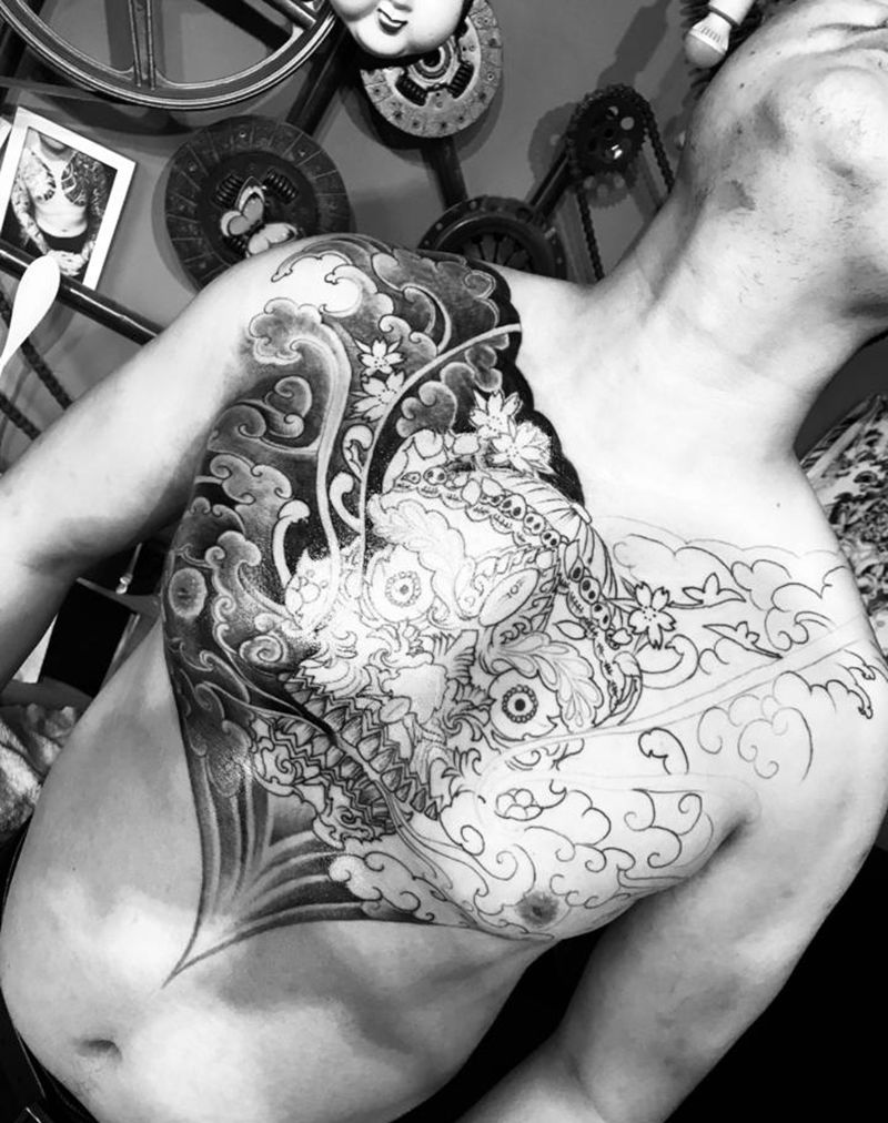 嘎巴啦纹身图片_胸部新传统纹身图案