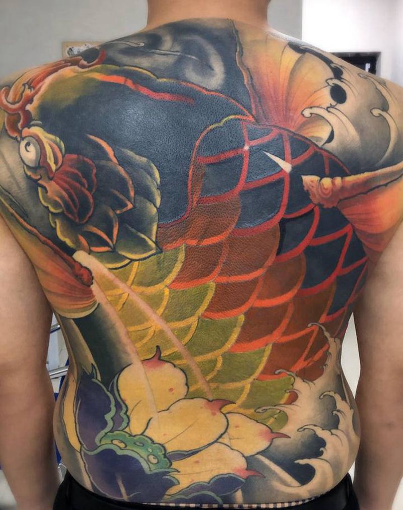 大鲤鱼纹身图片_背部新传统纹身图案