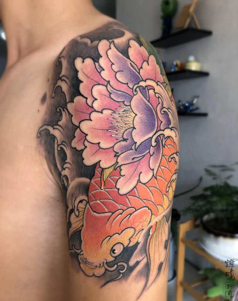 大鱼莲花纹身图片_手臂新传统纹身图案