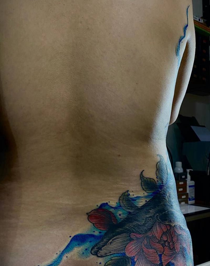 鲸纹身图片_腰部背部水彩欧美写实纹身图案