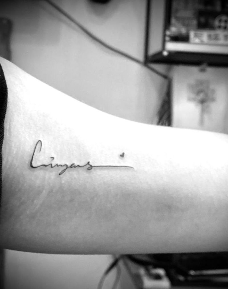 名字纹身图片_手臂花体字图腾纹身图案