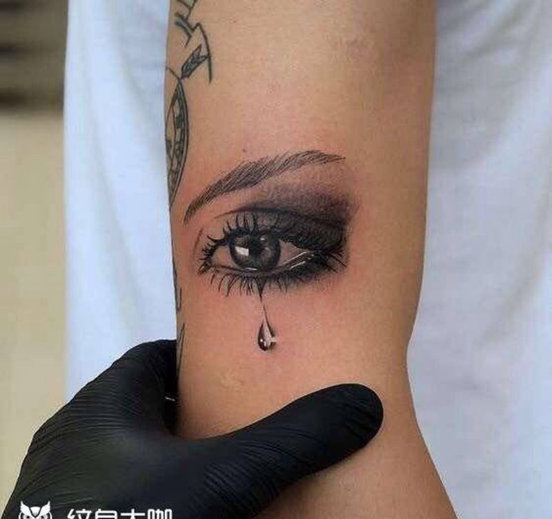 眼睛纹身图片_手臂欧美写实纹身图案