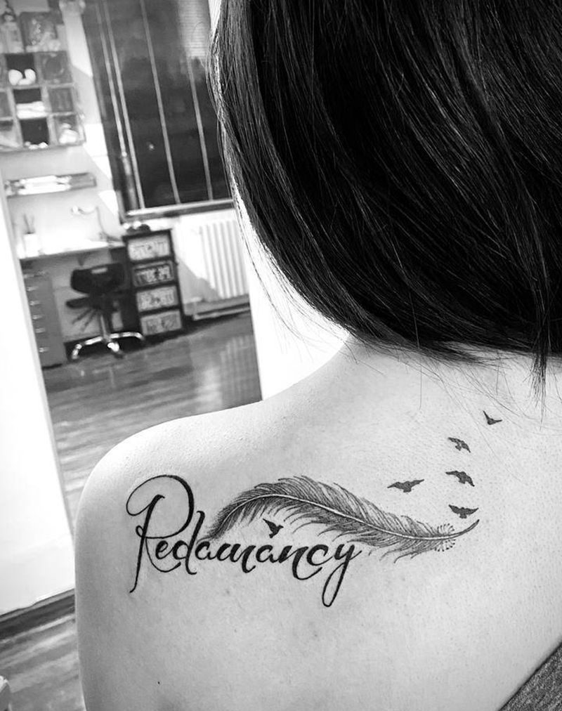 字母羽毛纹身图片_背部欧美写实花体字纹身图案