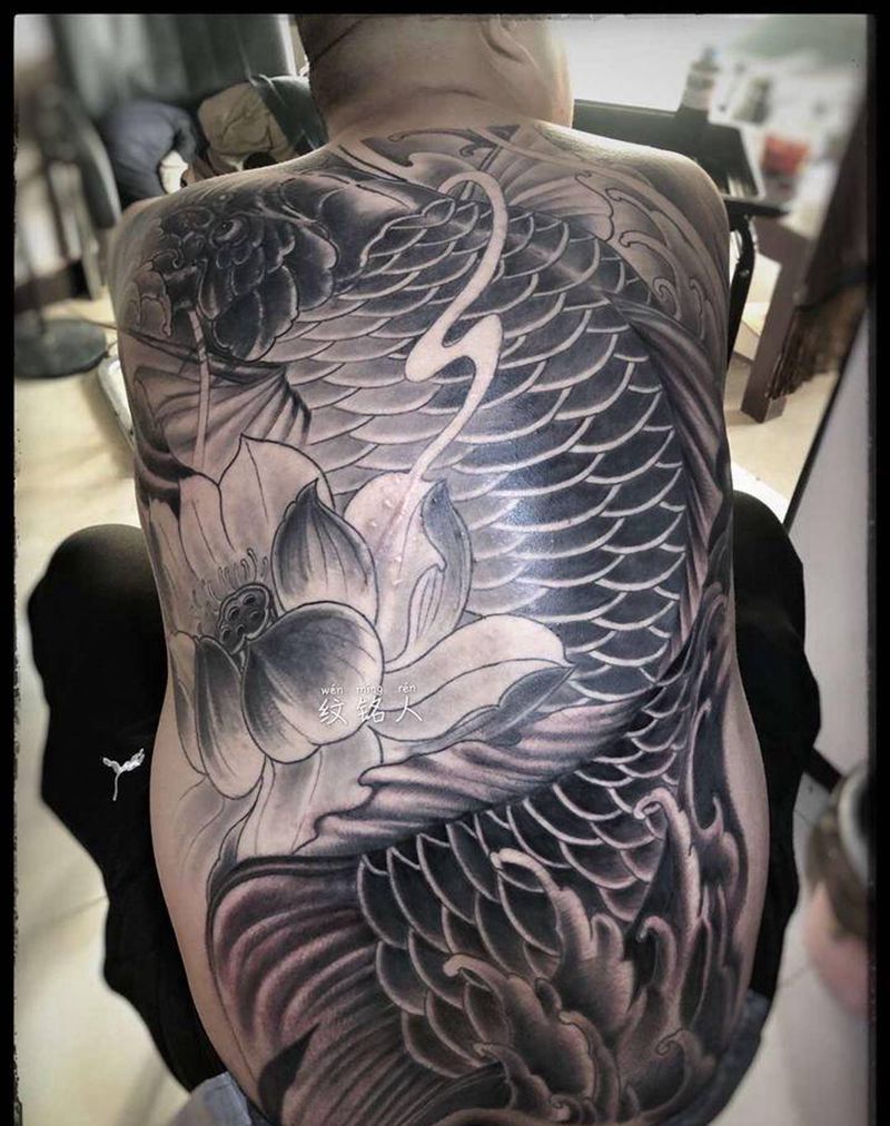 遮盖小鱼毁皮纹身图片_背部新传统纹身图案
