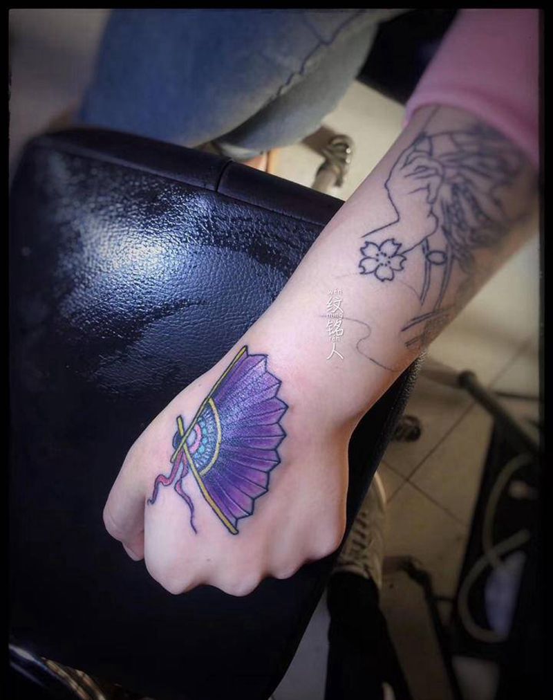 小图扇子双飞纹身图片_手臂手部新传统纹身图案